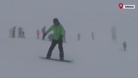 VIDEO Turiștii vin la schi, chiar și pe vânt sau ceață! Pârtiile noi de la cota 2000 din Sinaia îi atrage tot mai mult